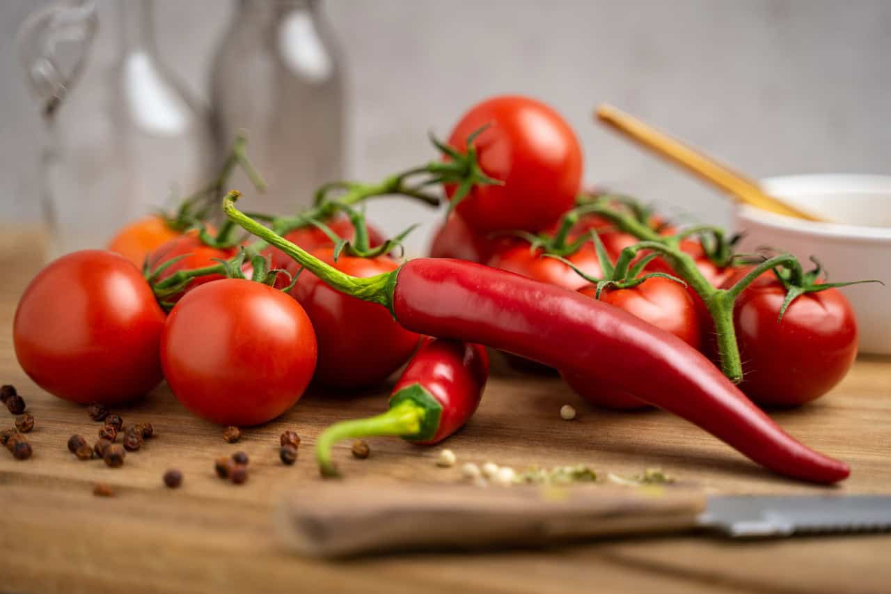 איך להכין סלסת עגבניות טרייה מתוצרת שוק החקלאים